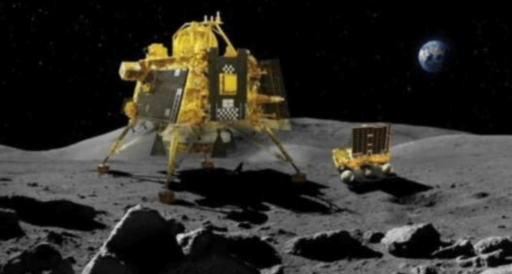 Индийский луноход обнаружил вещество, которое облегчит создание лунных баз. Поверхность Луны вблизи южного полюса со следами индийского лунохода. Фото.