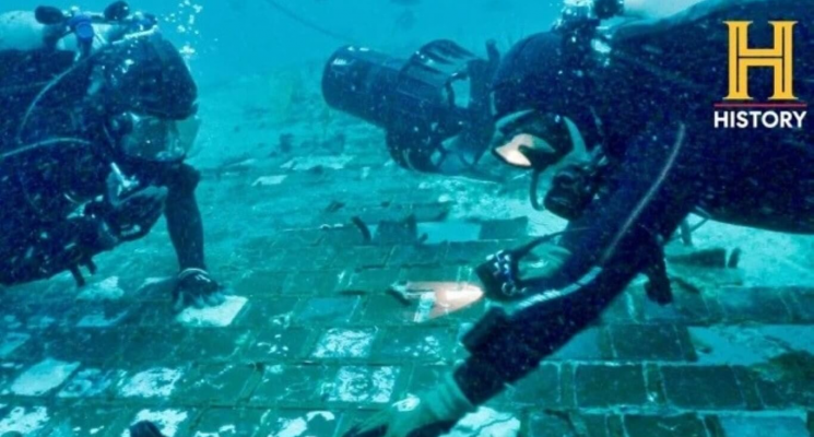 Обломки космического корабля «Челленджер». Кадр из документального фильма, в котором водолазы нашли обломок космического корабля. Фото.