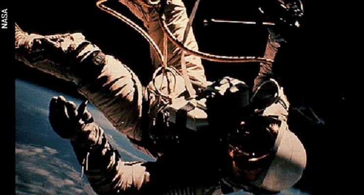 Фотографии на золотом диске «Вояджера». Человек в открытом космосе. Фото.