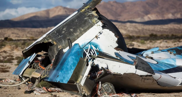 Крушение корабля Virgin Galactic в 2014 году. Обломки SpaceShipTwo в пустыне Мохаве. Фото.