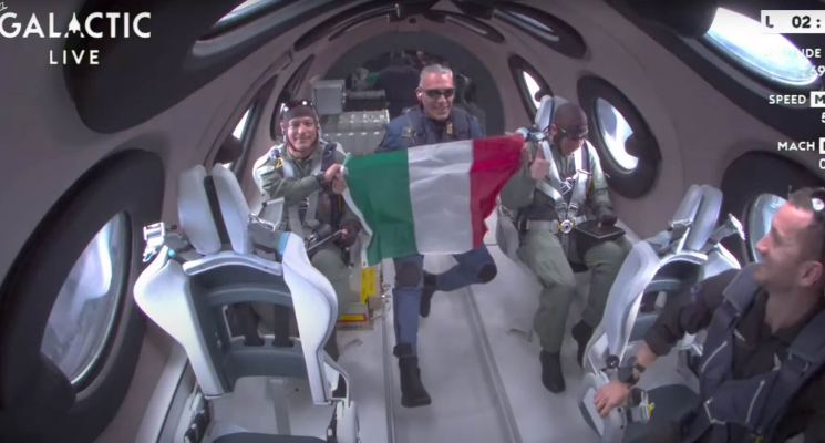 Virgin Galactic успешно запустила VSS Unity 29 июня. Члены экипажа VSS Unity развернули флаг Италии в условиях невесомости. Фото.