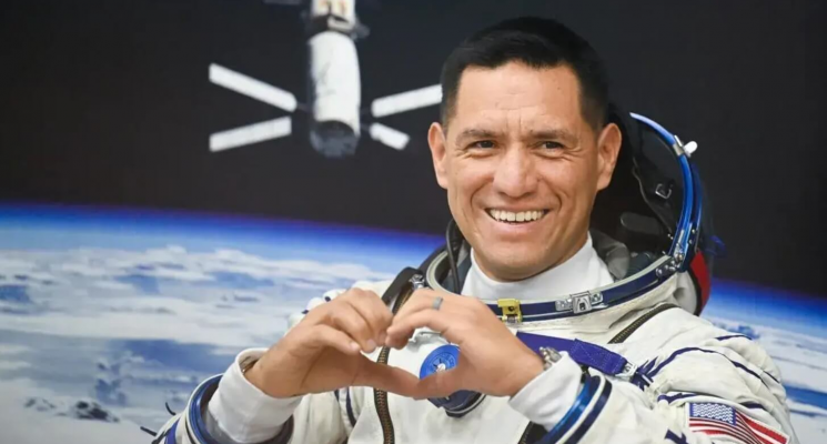 Американский астронавт на пол года «застрял» на космической станции. Как и почему это произошло? Франсиско Карлос Рубио — американский астронавт, пилот, военный врач-хирург, полковник-лейтенант армии США. Фото.