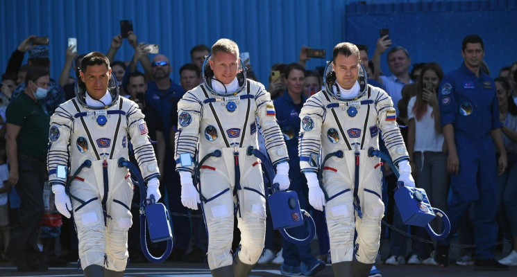 Дольше всех «наверху». Все члены экипажа «Союза» «застряли» на МКС из-за технической неисправности. Фото.
