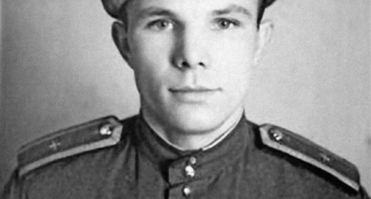 Юрий Гагарин в молодости. Молодой Юрий Гагарин у самолета Як-18. Фото.
