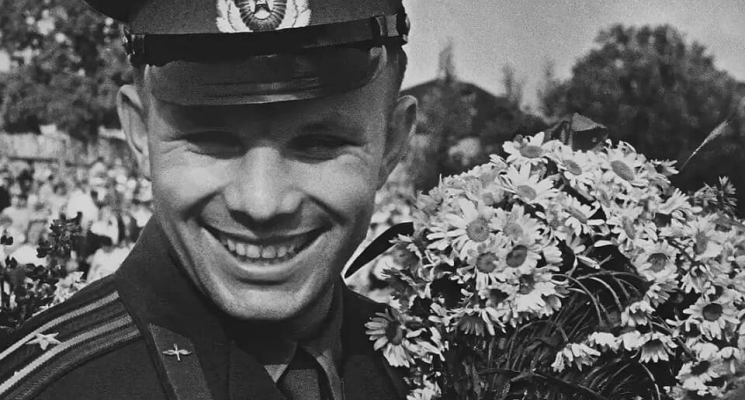 Каким был характер Юрия Гагарина. Юрий Гагарин надевает скафандр. Фото.