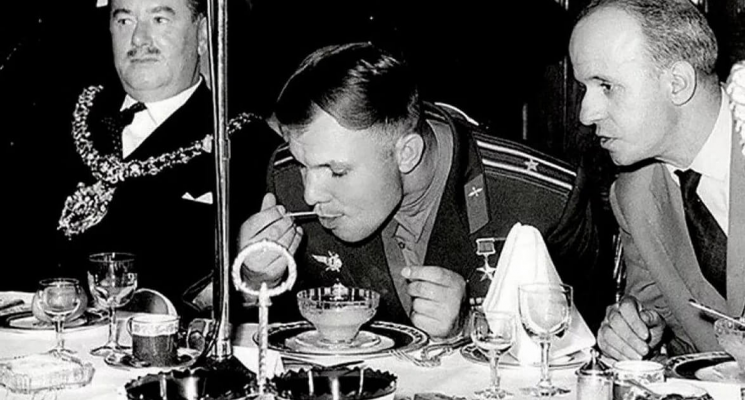 Юрий Гагарин после полета в космос. Юрий Гагарин в гостях у королевы Елизаветы. Фото.