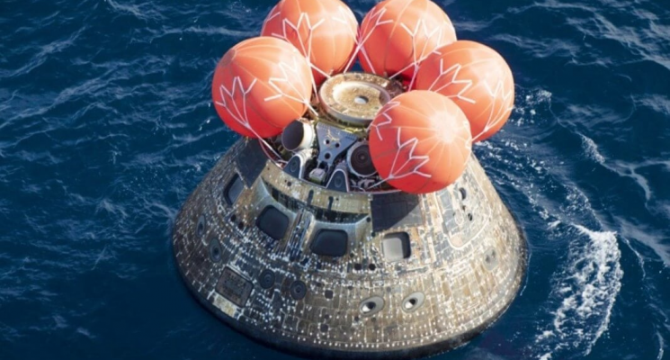 Космический корабль «Орион» облетел Луну и вернулся на Землю — все, что нужно знать. Космический корабль «Орион» в Тихом океане. Фото.