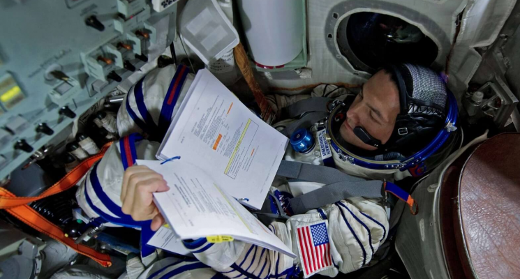 Чем пишут современные космонавты. Сегодня члены экипажа МКС могут использовать разные пишущие принадлежности — это возможно благодаря улучшенным системам очистки воздуха. Фото.