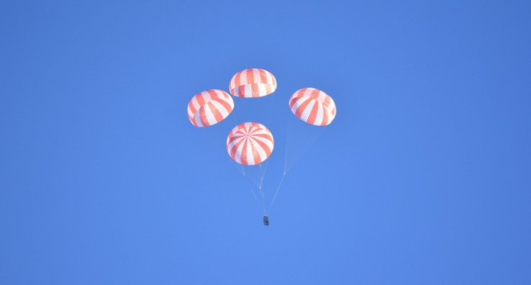 Space X тестирует посадочные парашюты для доставки астронавтов на Землю