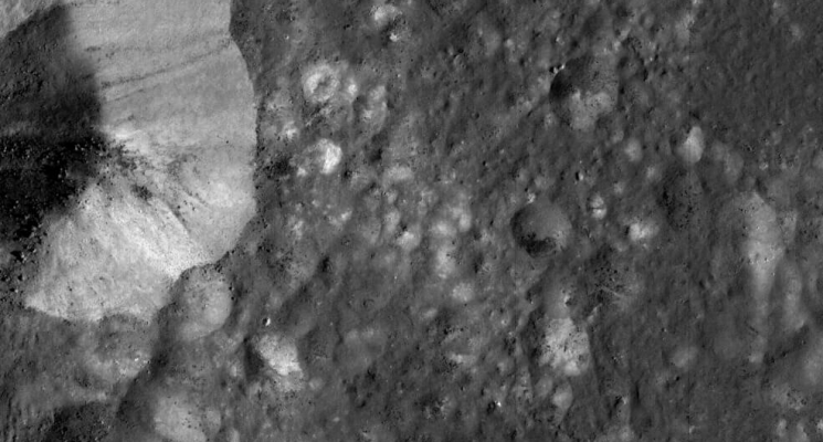 Новые фотографии Луны от NASA. Часть лунного кратера Марвин. Фото.