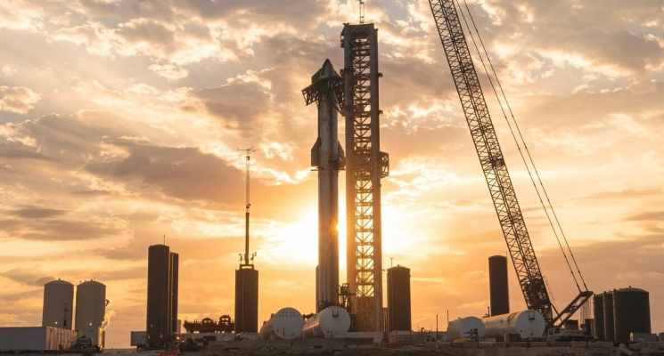 Прямая трансляция запуска Starship Super Heavy. Ракета Super Heavy с космическим кораблем Starship на космодроме SpaceX. Фото.